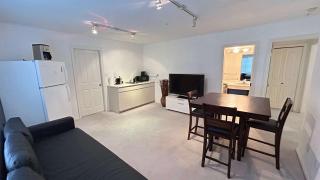 Modern & Cozy Guesthouse in Prime Central Location - 8