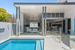 Modern Traveler - great location + pool - 9