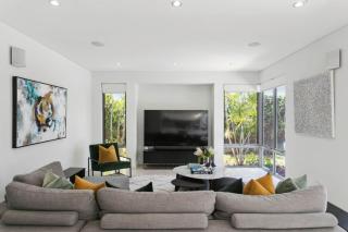 Modern Traveler - great location + pool - 6