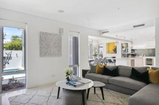 Modern Traveler - great location + pool - 5