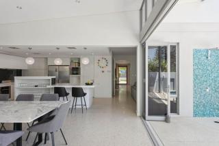 Modern Traveler - great location + pool - 2