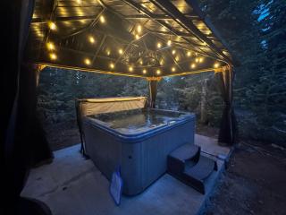 Covered Hot Tub Getaway Sleeps 9 - 3