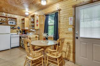 'Cedar Falls Cabin 5': 1/2 Mile to Turner Falls - 1