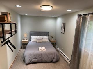 2 BR Home Minutes Away from the Airport - 4