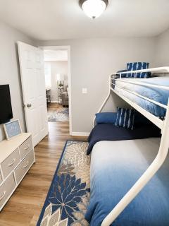 Cozy 2 Bdrm Cottage King bed - 6