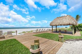 Paradise Beach Getaway Steps to Sand & Gulf Views King Bed & Sofa Bed - 8
