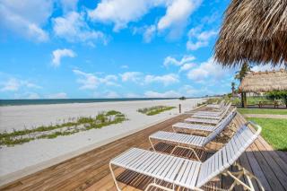Paradise Beach Getaway Steps to Sand & Gulf Views King Bed & Sofa Bed - 6