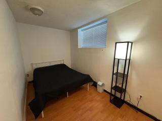 Prime Surrey Room - Near King George Boulevard, Free Parking - 6
