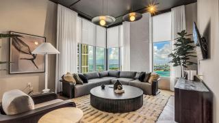 Stunning 2BR Downtown Miami Pool Gym City View - 6