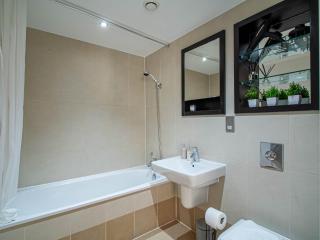 Premium 2-Bed Apartment at Leeds Dock with Balcony - 5