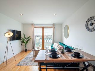 Leeds Dock 2 Bed 2 Bath Juliet Balcony Apartment - 5