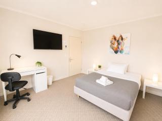 Glenlyon Rd - Comfortable Premium Accommodation - 6