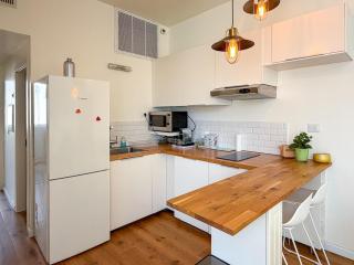 Lovely 2Br With Balcony At Gordon Beach - 3