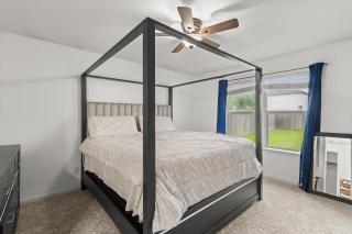 Cozy Stylish Retreat with Porch Swing Near Houston - 7