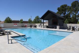 Modern Apt, Sectional, Pool, Gym, Bike Storage - 5