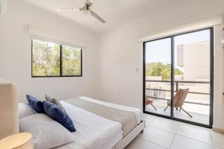 Resort Vibes King bed pool balcony 10 min to Beach - 6