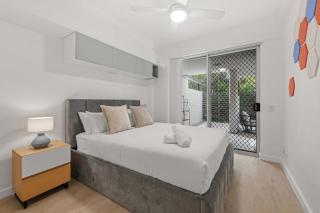 The Mews Bowen Hills - Spacious 3-Bedroom Apartment with Pool & Parking - 1