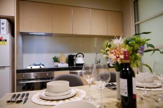 Elegant 2BR CBD Apartment with Balcony, Pool, Gym, Sauna & Fast WiFi near Queen Victoria Market - 4