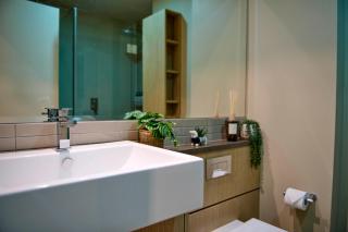 Elegant 2BR CBD Apartment with Balcony, Pool, Gym, Sauna & Fast WiFi near Queen Victoria Market - 1