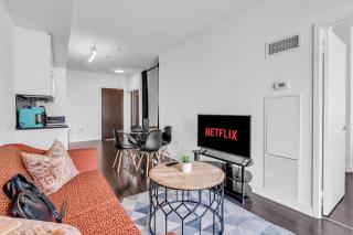 Modern 2BR Condo Downtown Toronto Lakeview - Free Parking - 6