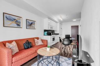 Modern 2BR Condo Downtown Toronto Lakeview - Free Parking - 1