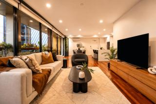 3 Bd Stylish, Spacious Stunner! Minutes to Marvel! - 7