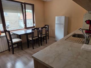 Spacious 4-Room Flat in Center - Sleeps 6 - Walk Everywhere - 2