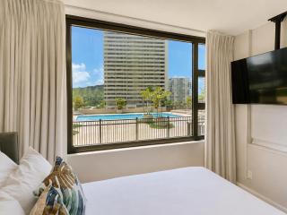 6FL Renovated Suite, Steps from the Pool Deck - 3