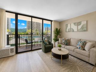 6FL Renovated Suite, Steps from the Pool Deck - 5
