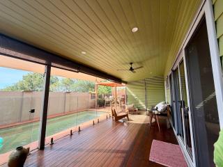 Warm, private, poolside retreat - 8