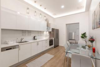 Grand Boulevard Flat Soaking Tub & 3 Beds - 5