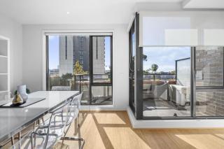 Spacious 1 Bed Apartment Near St Kilda Beach - 9