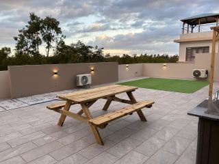 Rooftop Nature Retreat near Beach with Pool - 1