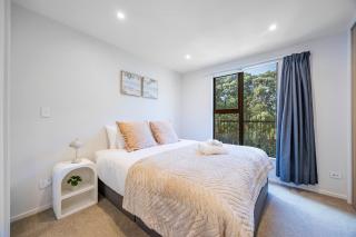 Central Ellerslie Cozy Townhouse 2 Bedroom plus Study - 4