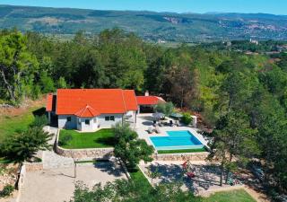 Villa Green Escape: Your Serene Family Getaway Awaits - 8