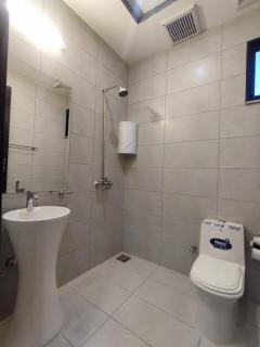2BR Rooftop Container-Style Retreat Near Emporium Mall & Expo Center - 8