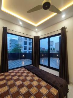 2BR Rooftop Container-Style Retreat Near Emporium Mall & Expo Center - 4
