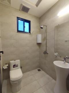 2BR Rooftop Container-Style Retreat Near Emporium Mall & Expo Center - 3