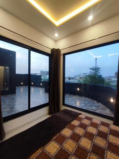 2BR Unique Rooftop Retreat Near Emporium Mall & Expo Center - 4