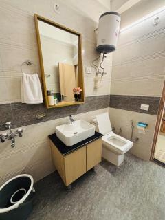 Shri Swamini Kunj- A Blissful Stay Near PremMandir - 9