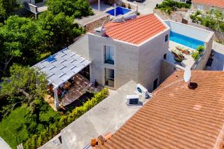 VILLA STONE PEARL SUTIVAN - exceptional luxury new three-room villa - private pool and jacuzzi - perfect location right next to the town center and the beach - secured parking space - 8