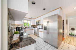 Spacious 6BR Summer Retreat - Sunny Outdoor Space - Family-Friendly 35 - 3
