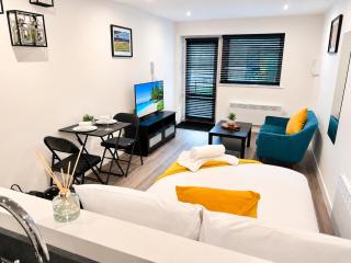 Seaside Escape - Central Studio Near Beach and Town - 5