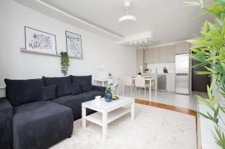 Modern Apartment with Air Conditioning in Downtown by Noclegi Renters - 6