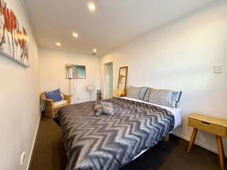 Cozy Waterfront Retreat 3mins away from State Highway 1 - 0