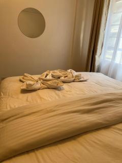 Modern 1BR near Transport with Workspace & Pool - 8