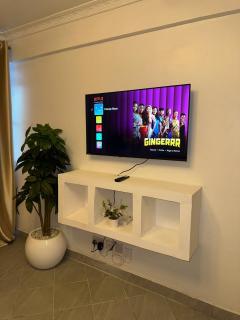 Modern 1BR near Transport with Workspace & Pool - 5