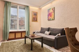 Historic Center Vienna Apartment w Free Parking - 9