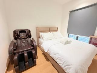Sunset View w Full Kitchen & Massage Chair Mayabay Gamuda Cove KLIA Splashmania by HomeyByAA - 9