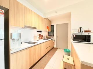 Sunset View w Full Kitchen & Massage Chair Mayabay Gamuda Cove KLIA Splashmania by HomeyByAA - 1